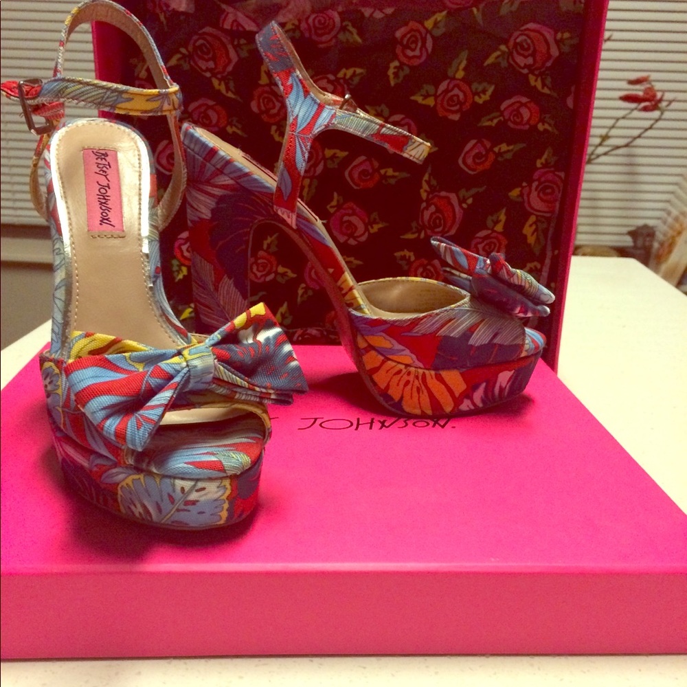 Betsey Johnson almost new pair of shoes